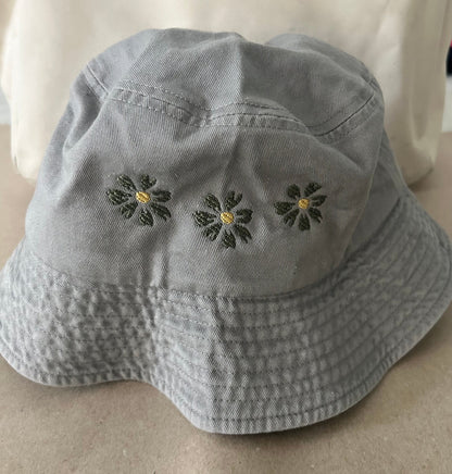 Bucket hat with embroidered flowers